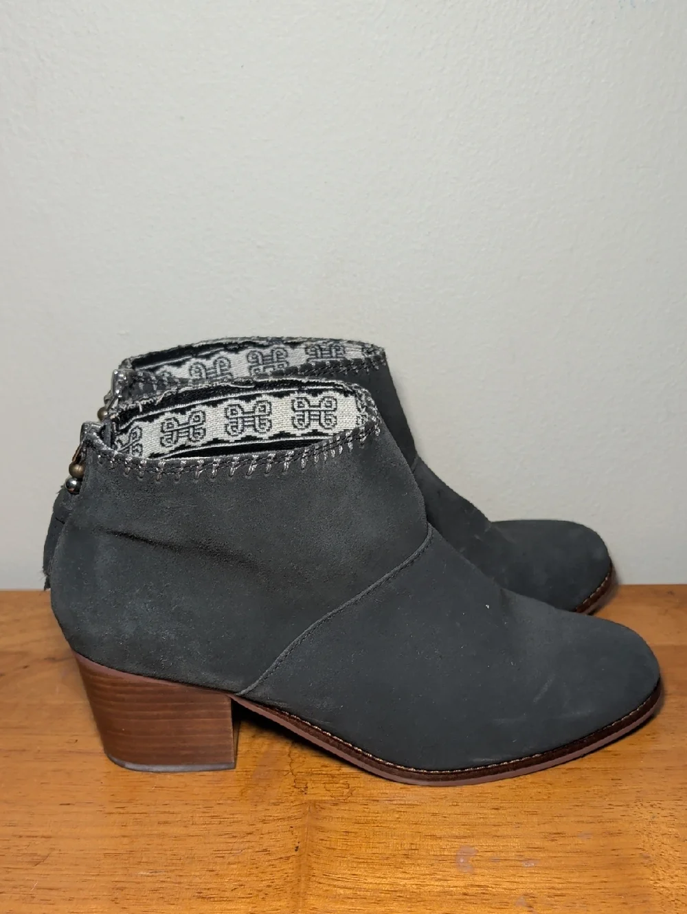 TOMS Leila Ankle Booties Gray Suede Black + White Cloth Lining Tassel Size 9.5